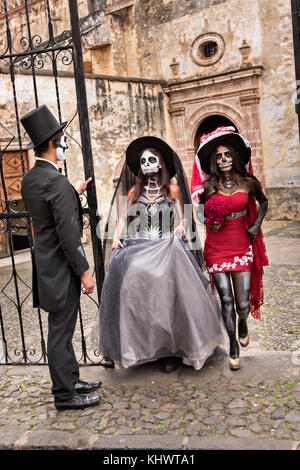 Mexikanische Teenager in La Calavera Catrina und Dapper Skelett Kostüme für den Tag der Toten oder Día de Muertos Festival 31. Oktober 2017 in Patzcuaro, Michoacan, Mexiko gekleidet. Das Fest wird seit dem aztekischen Reich gefeiert feiert Vorfahren und verstorbene Lieben. Stockfoto