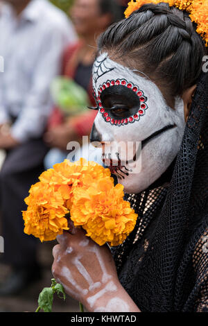 Eine mexikanische Frau, die als La Calavera Catrina zum Tag der Toten oder Día de Muertos Festival am 31. Oktober 2017 in Patzcuaro, Michoacan, Mexiko gekleidet ist. Das Fest wird seit dem aztekischen Reich gefeiert feiert Vorfahren und verstorbene Lieben. Stockfoto