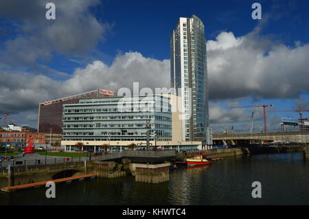 Obel Turm mit Fluss Lagan und Royal Mail Gebäude Stockfoto