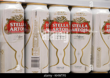 Dosen von Stella Artois auf Verkauf in einem Supermarkt in Großbritannien. Stockfoto