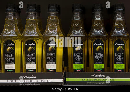 Flaschen von Licht und nativem Olivenöl extra auf Verkauf in einem Supermarkt Store in Großbritannien. Stockfoto