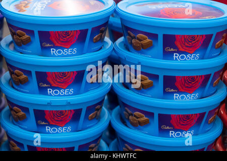 Wannen von Cadbury Roses auf Verkauf in einem Supermarkt einkaufen. Stockfoto
