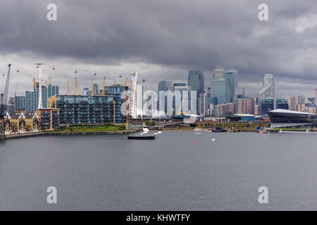 Sturmwolken über Canary Wharf und Royal Victoria Dock, London England United Kingdom UK Stockfoto