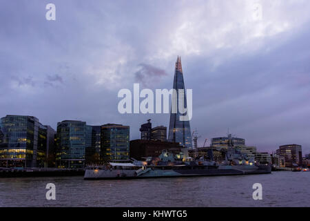 Der Shard Wolkenkratzer an der South Bank der Themse in der Dämmerung, London England United Kingdom UK Stockfoto
