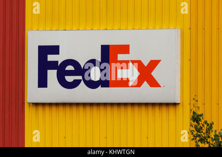 Fedex Zeichen außerhalb Distribution Center in London, England Vereinigtes Königreich Großbritannien Stockfoto