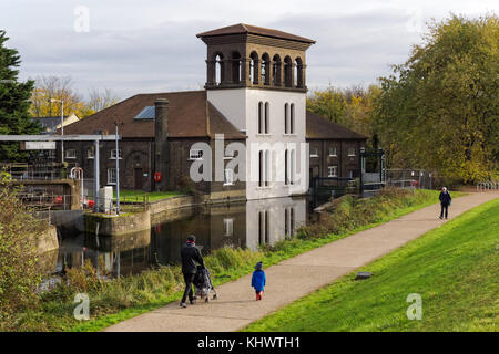 Besucher vorbei an der Coppermill Gebäude in Walthamstow Feuchtgebiete, London, England, Vereinigtes Königreich, Großbritannien Stockfoto