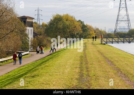 Besucher vorbei an der Coppermill Gebäude in Walthamstow Feuchtgebiete, London, England, Vereinigtes Königreich, Großbritannien Stockfoto