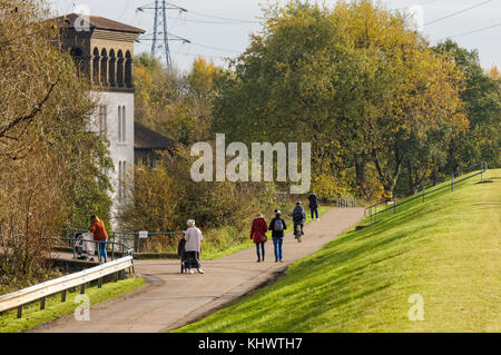 Besucher vorbei an der Coppermill Gebäude in Walthamstow Feuchtgebiete, London, England, Vereinigtes Königreich, Großbritannien Stockfoto