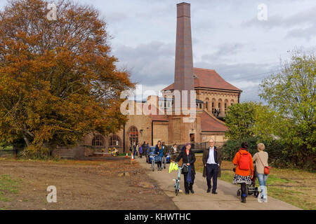 Besucher vorbei Marine Motor Haus in Walthamstow Feuchtgebiete, London, England, Vereinigtes Königreich, Großbritannien Stockfoto