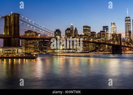 Abendlicher Blick von der Brooklyn Bridge und Manhattan aus Brooklyn dumbo. Stockfoto