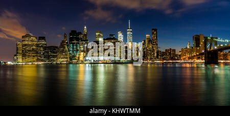 Am Abend Blick auf Downtown Manhattan vom Brooklyn Bridge dumbo Bereich Stockfoto