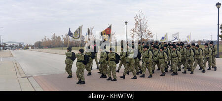 GREAT LAKES, Illinois (Nov. 14, 2017) Rekruten in Grün navy Arbeiten Uniformen (Nwu) Typ III Uniformen märz hinunter die Straße am Training Befehl Rekrutieren (RTC). Die neue Tarnung Uniformen gestartet werden eingehende Rekruten bei RTC im Oktober herausgegeben. Etwa 30,000-40,000 Rekruten Absolvent jährlich RTC. (U.S. Marine Foto von Scott A. Thornbloom/Freigegeben) Stockfoto