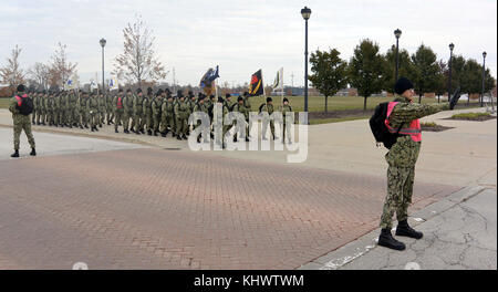 171114-N-IK 959-759 GREAT LAKES, Illinois (Nov. 14, 2017) Rekruten märz hinunter die Straße am Training Befehl Rekrutieren (RTC) beim Tragen der Marine Arbeiten Einheitliche (Nwu) Typ III Uniformen. Die neue Tarnung Uniformen gestartet werden eingehende Rekruten bei RTC im Oktober herausgegeben. Etwa 30,000-40,000 Rekruten Absolvent RTC jährlich. (U.S. Marine Foto von Scott A. Thornbloom/Freigegeben) Stockfoto