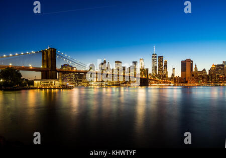 Am Abend Blick auf Downtown Manhattan mit Brooklyn Bridge aus Brooklyn dumbo Bereich Stockfoto