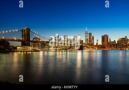 Am Abend Blick auf Downtown Manhattan mit Brooklyn Bridge aus Brooklyn dumbo Bereich Stockfoto
