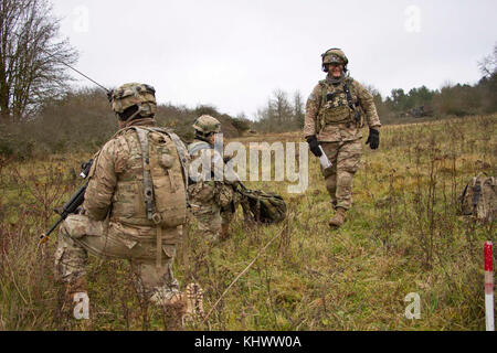 Ein Mörtel Gruppe in Apache Truppe, 1.Staffel, 2d-Cavalry Regiment, Praktiken eine Löschübung mit Ihrer M224 60 mm Mörser System während der Alliierten Geist VII an der 7th Army Training Befehl Hohenfels Training Area, Deutschland 16. November, 2017. Mortarmen bewegen kann und Einfedern Ihr System dann schnell und akkurat Feuer auf dem Schlachtfeld. Allied Geist ist ein US-Army Europe, 7 ATC-durchgeführte multinationale Übung Serie ausgewählt zu entwickeln und die NATO-Staaten die Interoperabilität und die Bereitschaft zu verbessern. Stockfoto