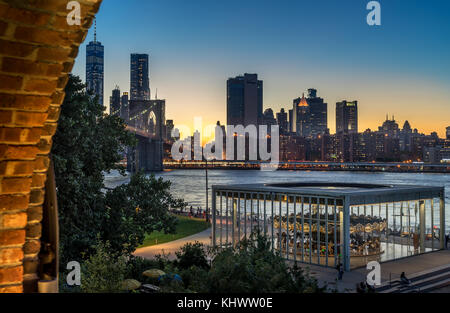 Brooklyn Bridge und Manhattan Skyline im Hintergrund und Brooklyn dumbo Karussell im Vordergrund Stockfoto