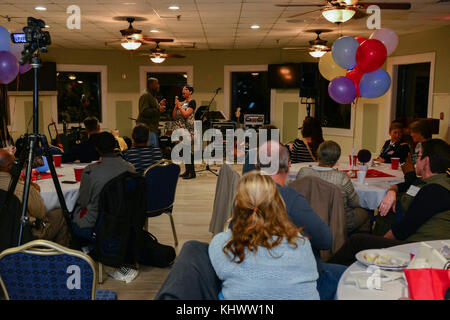 Gold Star Familien sehen Sie ein Talent Show während der 7. jährlichen "Vielen Dank für die "soziale für Gold Star Familien am Joint Base Langley-Eustis, Va., Nov. 16, 2017. Neben dem Talent Showcase, Familien über Musik von der US-Armee, Ausbildung und Lehre Befehl Brass Band durchgeführt und eine Mahlzeit durch gemeinschaftliche Organisationen verbunden. (U.S. Air Force Foto von Tech. Sgt. Katie Gar-Station) Stockfoto