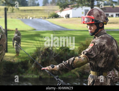 Teilnehmer Einrichten einer Seilbrücke während der USA 2017 - China Disaster Management Austausch im Camp Rilea, Erz, 07.11.16. Die jährlichen United States Army Pacific (USARPAC) Sicherheit Zusammenarbeit Ereignis mit der Volksbefreiungsarmee (PLA) ist eine Möglichkeit, den Unterricht zwischen USARPAC und die PLA gelernt zu teilen, um die Produktionskapazitäten den sich Naturkatastrophen in der pazifischen Region reagieren zu erhöhen. (U.S. Air Force Foto von Nathan H. Barbour) Stockfoto