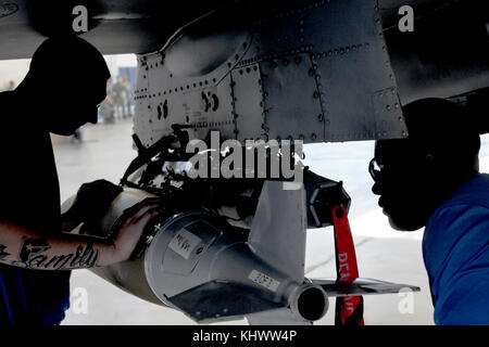 Staff Sgt. Jonathon Greg, 74 Aircraft Maintenance Unit (AMU) Mannschaft Leiter und Senior Airman Rodney Braun, 74 AMU last Crew Member, lädt einen MK 84 Bombe auf einer A-10 Thunderbolt II C, während eine vierteljährliche Waffen laden Wettbewerb, November 16, 2017, bei Moody Air Force Base, Ga Richter bewertet die Mitbewerber auf Kleidung und Aussehen, ein Wissen, Prüfung und laden verschiedene Munition die schnellsten und effizientesten Last Crew zu bestimmen. (U.S. Air Force Foto von Airman Eugene Oliver) Stockfoto