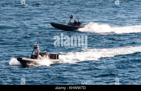 ATLANTISCHER OZEAN (Nov 16, 2017) "Brooklyn" und "Bronx", zwei 11-Meter Naval Special Warfare Starre Aufblasbare Boote, an der amphibischen Transport Dock Schiff USS New York (LPD 21) befestigt, führen Operationstests im Atlantik. New York, Komponenten der Iwo Jima Amphibious Ready Group und der 26. Marine Expeditionary Unit, führen eine kombinierte Übung der Composite Training Unit durch, die den Höhepunkt der Ausbildung für das Navy-Marine Corps Team darstellt und sie für den Einsatz zertifizieren wird. (USA Navy Foto von Mass Communication Specialist 2nd Class Lyle Wilkie/veröffentlicht) Stockfoto