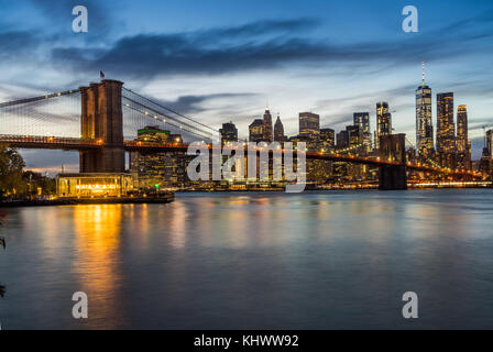 Am Abend Blick auf das beleuchtete downtown Manhattan mit Brooklyn Bridge aus Brooklyn dumbo Bereich Stockfoto