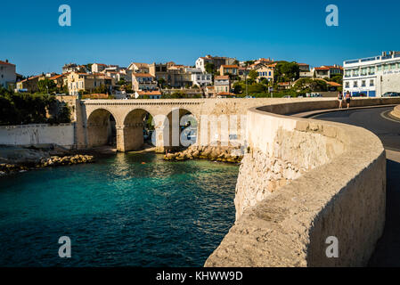 Die "anse de la fausse Monnaie" und seine Brücke in Marseille. Stockfoto