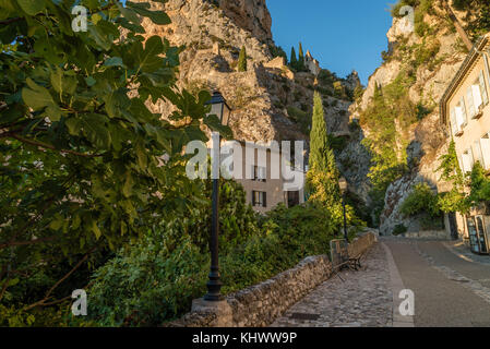Straße im schönen Dorf Moustiers Sainte Marie in Frankreich Stockfoto