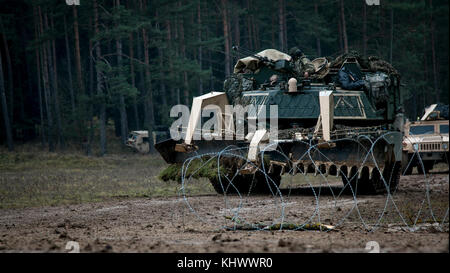 Soldaten aus der 82nd Brigade Engineer Battalion, 2nd Armored Brigade Combat Team, 1.Infanterie Division in Fort Riley, Kansas betreiben eine M-1150 Assault Breacher Fahrzeug und neue Wege für ihre Kampfkraft zu Konvoi erstellen während der Alliierten Geist VII Training übung in Grafenwöhr, Deutschland am 07.11.17., 2017. Die US-Armee, zusammen mit seinen Verbündeten und Partnern, weiterhin eine dynamische Präsenz mit einem leistungsstarken Land Netzwerk, die gleichzeitig Aggression abhält und sorgt für die Sicherheit der Region zu schmieden. Service rund 3.700 Mitglieder aus 13 Nationen in 7th Army Training C gesammelt Stockfoto