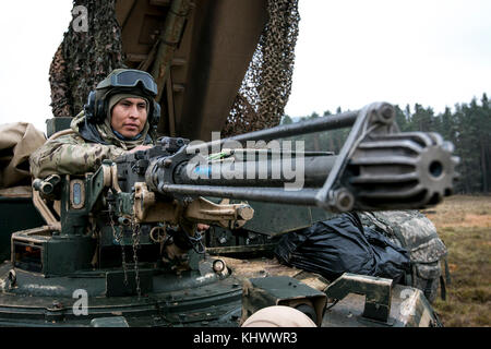 Sgt. Brent Haloo, ein Kampfingenieur mit 82nd Brigade Engineer Bataillon, 2nd Armored Brigade Combat Team, 1st Infantry Division aus Fort Riley, Kansas scannt den Horizont während der Allied Spirit VII Trainingsübung in Grafenwoehr, Deutschland 17. November 2017. Die US-Armee, zusammen mit ihren Verbündeten und Partnern, weiterhin eine dynamische Präsenz mit einem mächtigen Land Netzwerk, das gleichzeitig abhält Aggression und sichert die Sicherheit der Region zu schmieden. Rund 3,700 Dienstmitglieder aus 13 Nationen versammelten sich im 7. Armee-Trainingskommando Hohenfels Trainingsgebiet im Südosten Deutschlands zum Teil Stockfoto