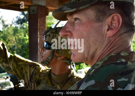 Us-Armee Gen. James C. McConville, 36th Vice Chief Personal der Armee beobachtet, die in der Region rund um die Task Force Talon, 94th Army Air und Missile Defence Befehl Terminal High Altitude Area Defense (Thaad), oder Systeme während eines Besuchs in der Andersen Air Force Base, Guam, Nov. 17, 2017. (Foto von Armee 1. Lt. Tony Gosser) Stockfoto