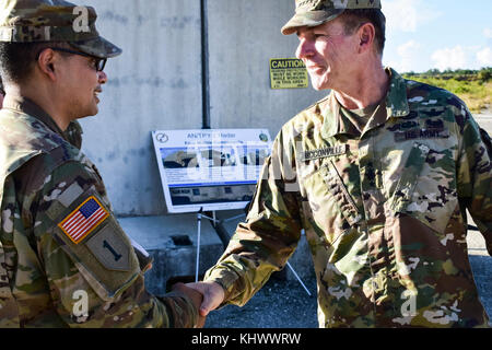 Us-Armee Gen. James C. McConville, 36th Vice Chief Personal der Armee, erkennt ein Soldat mit Task Force Talon, 94th Army Air und Raketenabwehr während eines Besuchs in der Andersen Air Force Base, Guam, Nov. 17, 2017. (Foto von Armee 1. Lt. Tony Gosser) Stockfoto