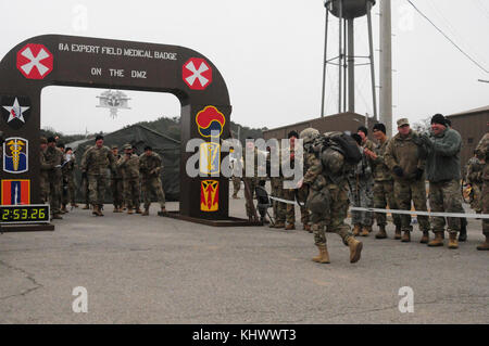 Als Zuschauer jubeln, als eine der letzten 20 Bewerber für die 8. Armee 2017 Experte Bereich Medizinische Abzeichen auf dem Weg zur Ziellinie von Final der 12-Meilen-Zone Fuß März der 8. Armee 2017 Expert Feld Medic's Warrior Base, der Republik Korea, 11. November 2017 stürzte. Hundert - dreißig neun Kandidaten Warrior Base aus der gesamten koreanischen Halbinsel reisten für die Abzeichen zu konkurrieren. (U.S. Armee Foto: Staff Sgt. Ben Hutto, freigegeben) Stockfoto