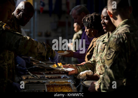 U.S. Army Reserve Soldaten und zivile Mitarbeiter aus den 200 Militärpolizei Befehl für ihre jährliche Thanksgiving luncheon an Ihrem Befehl Hauptquartier in Fort Meade, Maryland, Nov. 17, 2017 versammelt. Command Sgt. Maj. Craig Owens, command Sergeant Major des 200 MP, von Atlanta, Georgia, öffnete sich das Mittagessen mit einer Diskussion über die Bedeutung der Brüderlichkeit und Einheit, zumal sie Ansatz dieser Saison. (U.S. Armee finden Foto von Master Sgt. Michel Sauret) Stockfoto