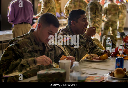 U.S. Army Reserve Soldaten und zivile Mitarbeiter aus den 200 Militärpolizei Kommando sammeln für Ihre jährliche Thanksgiving luncheon an Ihrem Befehl Hauptquartier in Fort Meade, Maryland, Nov. 17, 2017. Command Sgt. Maj. Craig Owens, command Sergeant Major des 200 MP, von Atlanta, Georgia, öffnete sich das Mittagessen mit einer Diskussion über die Bedeutung der Brüderlichkeit und Einheit, zumal sie Ansatz dieser Saison. (U.S. Armee finden Foto von Master Sgt. Michel Sauret) Stockfoto