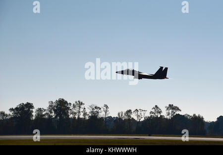 Eine F-15E Strike Eagle aus der 335 Fighter Squadron, nimmt während der Übung Razor Talon, November 17, 2017, bei Seymour Johnson Air Force Base, North Carolina. Rasiermesser Talon erfolgt vor der Ostküste von North Carolina und simuliert die möglichen Ereignisse in einer bereitgestellten Umgebung. (U.S. Air Force Foto von Airman 1st Class Kenneth Boyton) Stockfoto