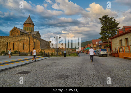 Mtskheta, Georgien - 31. Juli 2017: Sonnenuntergang Straße von mtskheta Altstadt in der Nähe von Tiflis Stockfoto