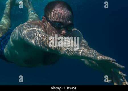 Touristische Mann im Schwimmen Sport Schwimmen unter Wasser in das Ägäische Meer an der Küste der Halbinsel Sithonia Stockfoto