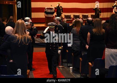 1711-1717-N-LW 591-008 GROTON, Anschl. (Nov. 17, 2017) Cmdr. Fraser Hudson, ehemaliger kommandierender Offizier der Virginia - Klasse, Schnell-Angriffs-U-Boot USS Missouri (SSN780), ist an Land rung nach einem Befehl Zeremonie nach Cmdr entlastet wird. George Howell an der Dealey Theater in der Naval Submarine Base New London am Freitag, 07.11.17. (U.S. Marine Foto von Mass Communication Specialist First Class Steven Hoskins/Freigegeben) Stockfoto