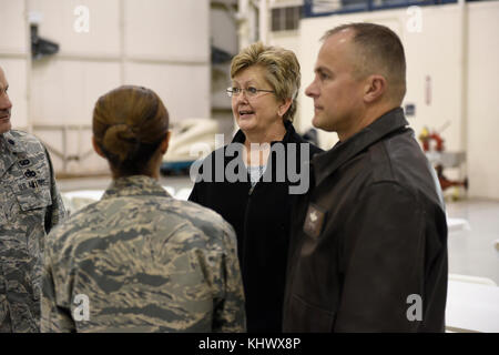 Pensionierte US Air Force Oberstleutnant Debra Kidd, Mitte, ehemaliger Kaplan der 145 Airlift Wing Fänge mit Freunden vom Flügel an den Rentner Frühstück 2017 an der North Carolina Air National Guard Base, Charlotte Douglas International Airport, Nov. 17, 2017 statt. Ab 1995, das Frühstück ist jedes Jahr veranstaltet der Rentner ist Wer im NCANG mit der Teilnahme wächst jedes Mal serviert zu ehren. Stockfoto