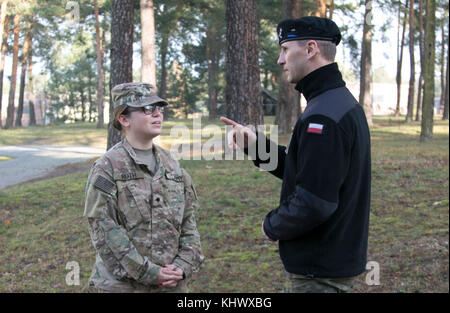 Spc. Courtney Roth, eine Intelligenz analysist zu 82Nd Brigade Ingenieur Bataillon zugeordnet, 2. gepanzerte Brigade Combat Team, 1.Infanterie Division in Fort Riley, Kansas, spricht mit einem polnischen Offizier über ihre polnische Abstammung Nov. 18, 2017. Roth ist unter "Ferse der Dolch Brigade - - toe "Rotation von US-Soldaten bereit, mit Verbündeten und Nationen zusammengetan, um Fertigkeiten und Fähigkeiten während der multinationalen Übungen in ganz Mitteleuropa zu demonstrieren namens Atlantic lösen. (U.S. Armee Foto von Personal. Sgt. Sharon Matthias/22 Mobile Public Affairs Abteilung) Stockfoto