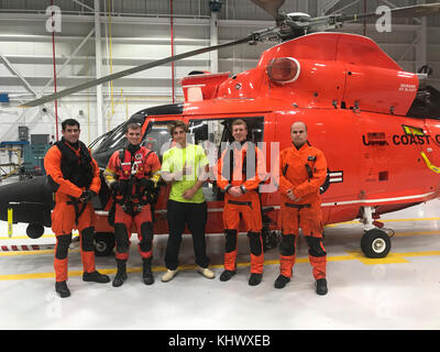 Die Küstenwache rettete einen Mann nach seinem Schiff in Bastin Bay, Louisiana, 18. November 2017 begründet. Ein Coast Guard Air Station MH-65 Dolphin helicopter Aircrew hissten die Menschen von seinem Schiff und transportiert ihn zurück zu stützen. (U.S. Coast Guard Foto) Stockfoto