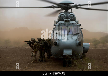 Ein US Air Force pararescuemen Für die 48 Rescue Squadron und französische Air Commandos zugewiesen sind Abdeckung nach dem Verschieben eines simulierten Patienten in einem Eurocopter EC-725 für Antenne Transport während eines Personal recovery Szenario im südlichen Arizona an November 7, 2017. Engel Thunder ist eine zweiwöchige, Air Combat Command-gefördert, gemeinsame zertifizierte und akkreditierte Personal Recovery Übung konzentriert sich auf die Suche und Rettung. Die Übung ist so konzipiert, Ausbildungsmaßnahmen für das Personal recovery Vermögenswerte mit einer Vielzahl von Szenarien zu simulieren, Bereitstellung von Bedingungen und Möglichkeiten zu bieten. (U.S. Air Force Foto: Staff Sgt. Stockfoto