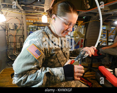 Spc. Ashtyn Zimmerman Verkleidungen Draht von einer D-Ice Box Frost auf UH-60 Rotorblätter in Corpus Christi Armee Depot, wo sie Avionik üben können, 9. November 2017 zu verhindern. Sie und die anderen Utah Mitglieder des nationalen Schutzes von D Unternehmen, 2-211 th Allgemeine Unterstützung Aviation Battalion, bereiten sich auf einen bevorstehenden Einsatz in diesem Monat mit der Art der Hubschrauber Wartung Praxis, dass nur die Corpus Christi Armee Depot zur Verfügung stellen könnte. Stockfoto