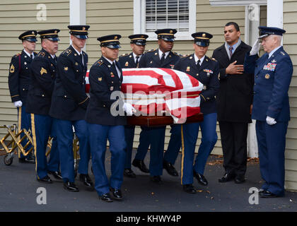 CONCORD, Mass.(Nov. 15, 2017) Das Militär Beerdigung ehrt Team des Massachusetts Army National Guard trägt die Schatulle der Ehrenmedaille Empfänger Kapitän Thomas J. Hudner, Jr., während einem Trauerzug Kapitän Hudner's Ehre. Kapitän Hudner, a naval Aviator, Erhielt die Ehrenmedaille für seine Handlungen während der Schlacht um die chosin Reservoir während des Koreakrieges. Stockfoto