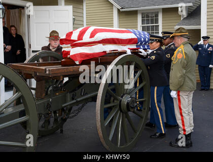 Concord, Mass.(Nov. 15, 2017) Das Militär Beerdigung ehrt Team des Massachusetts Army National Guard lädt die Schatulle der Ehrenmedaille Empfänger Kapitän Thomas J. Hudner, jr., auf einer Kutsche während einem Trauerzug Kapitän Hudner's Ehre gezeichnet. Kapitän Hudner, a naval Aviator, Erhielt die Ehrenmedaille für seine Handlungen während der Schlacht um die chosin Reservoir während des Koreakrieges. Stockfoto