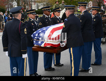 CONCORD, Mass.(Nov. 15, 2017) Das Militär Beerdigung ehrt Team des Massachusetts Army National Guard trägt die Schatulle der Ehrenmedaille Empfänger Kapitän Thomas J. Hudner, Jr., während einem Trauerzug Kapitän Hudner's Ehre. Kapitän Hudner, a naval Aviator, Erhielt die Ehrenmedaille für seine Handlungen während der Schlacht um die chosin Reservoir während des Koreakrieges. Stockfoto