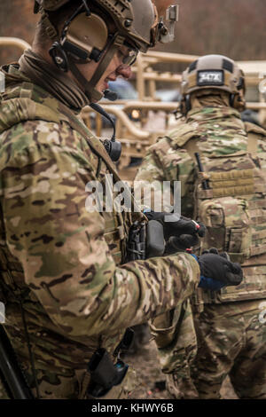 Ein Green Beret auf das erste Bataillon, 10 Special Forces Group (Airborne) zugeordnet, lädt ein Magazin vor ein Special Forces erweiterte Häuserkampf (SFAUC) Training in der Nähe von Stuttgart, Deutschland, 16. November, 2017. Die SFAUC Übung testet die Grünhelme' Fähigkeit, direkte Aktion Streiks in städtischen Gebieten zu führen. Häuserkampf ist ein Skill 10 Gruppe regelmäßig Züge mit multinationalen Special Operations Partner. (U.S. Armee Foto von SPC. Christopher Stevenson) Stockfoto