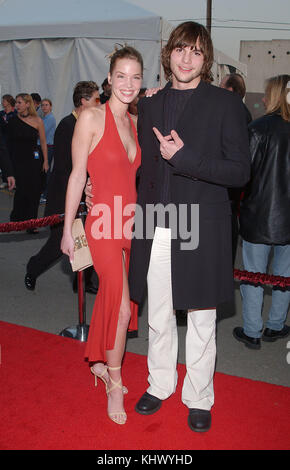 Ashton kuchner kommt mit Ashley Scott auf der 29. jährlichen American Music Awards im Shrine Auditorium in Los Angeles Mittwoch, jan. 9, 2002. kutcherashton scottashley 01a. Schauspieler, Schauspielerin, Premiere, Berühmtheit-fall, Ankunft, Vertikal, Filmindustrie, Prominente, Bestof, Kunst, Kultur und Unterhaltung, topix ashton kutcher und Freunde Stockfoto