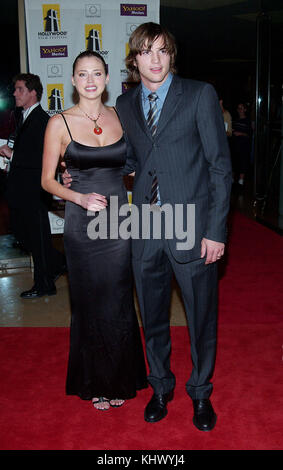 Estelle Warren und Ashton Kutcher im Hollywood Movie Awards bei der Ankunft im Beverly Hilton in Los Angeles. Oktober 7, 2002. kutcherashton warrenest 41. Schauspieler, Schauspielerin, Premiere, Berühmtheit-fall, Ankunft, Vertikal, Filmindustrie, Prominente, Bestof, Kunst, Kultur und Unterhaltung, topix ashton kutcher und Freunde Stockfoto